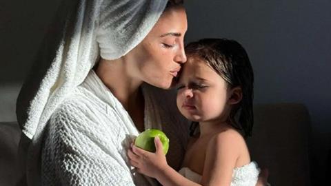 Ι. Τούνη για τον γιο της: «μια τόσο μικρή αγκαλιά χωράει τόση αγάπη»